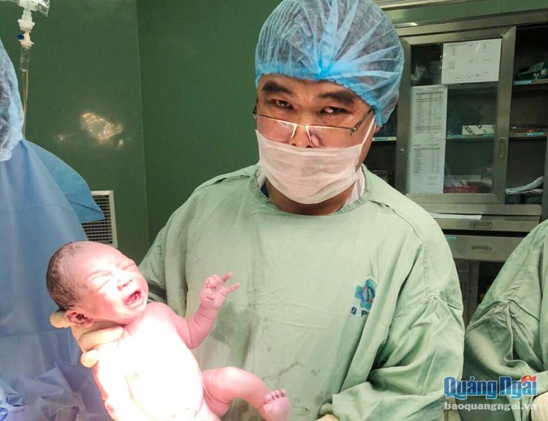 Bác sĩ Bệnh viện Sản - Nhi tỉnh phẫu thuật thành công nhiều ca sinh khó trong dịp nghỉ tết Nguyên đán Nhâm Dần 2022.                      Ảnh: PV
