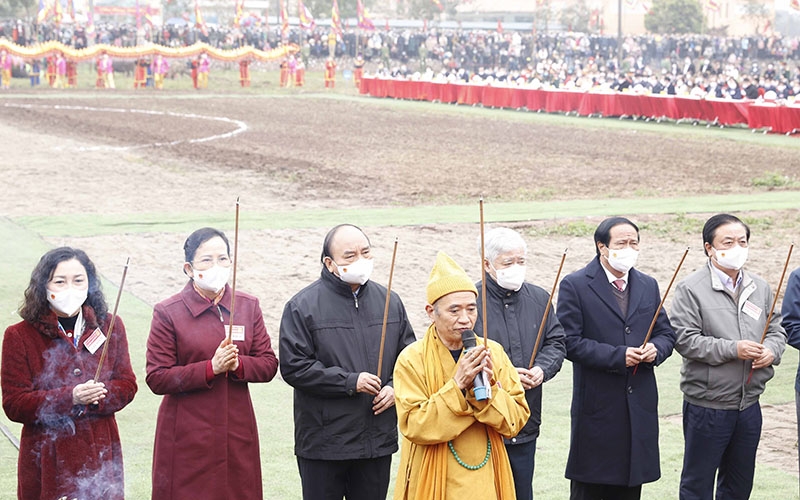 Chủ tịch nước Nguyễn Xuân Phúc dâng hương tại Lễ Tịch điền Đọi Sơn. (Ảnh: TTXVN)