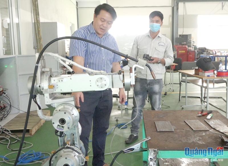 Thạc sĩ Nguyễn Tấn Tại, thành viên nhóm nghiên cứu, giới thiệu cấu tạo của robot hàn tự động 6 bậc.
