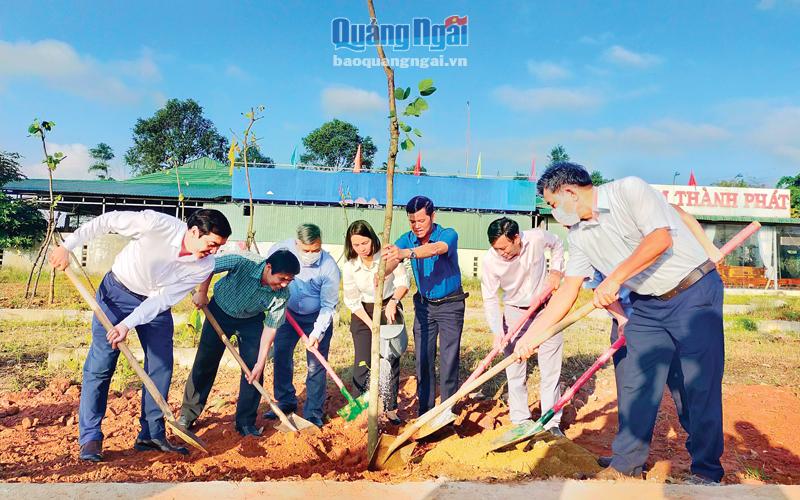 Lãnh đạo huyện Nghĩa Hành trồng cây tại Cụm công nghiệp Đồng Dinh nhân dịp Xuân Nhâm Dần 2022.                                                                           Ảnh: Bích Loan