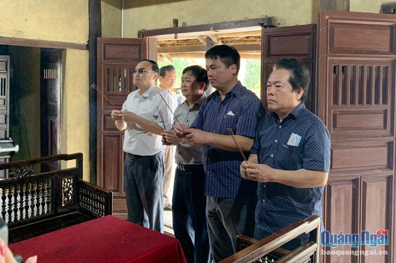 Các đồng chí lãnh đạo tỉnh dâng hương tưởng niệm Cụ Huỳnh Thúc Kháng.