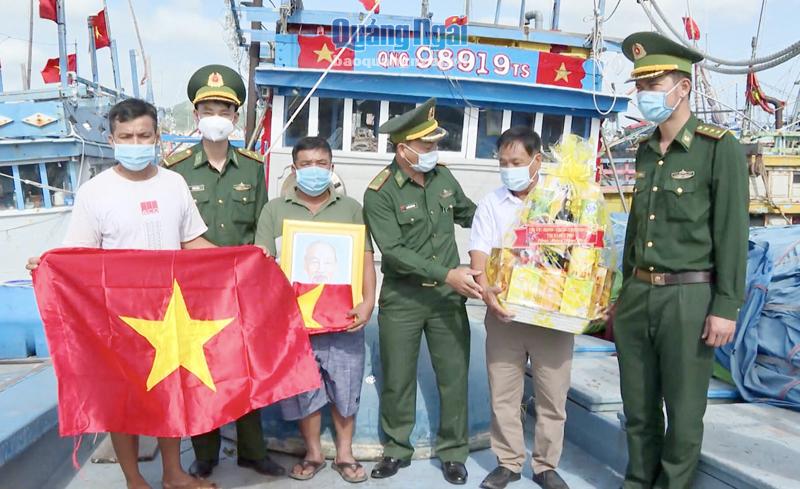Bộ đội biên phòng tặng quà cho ngư dân ở phường Phổ Thạnh (TX.Đức Phổ) nhân dịp tết Nguyên đán Nhâm Dần 2022.