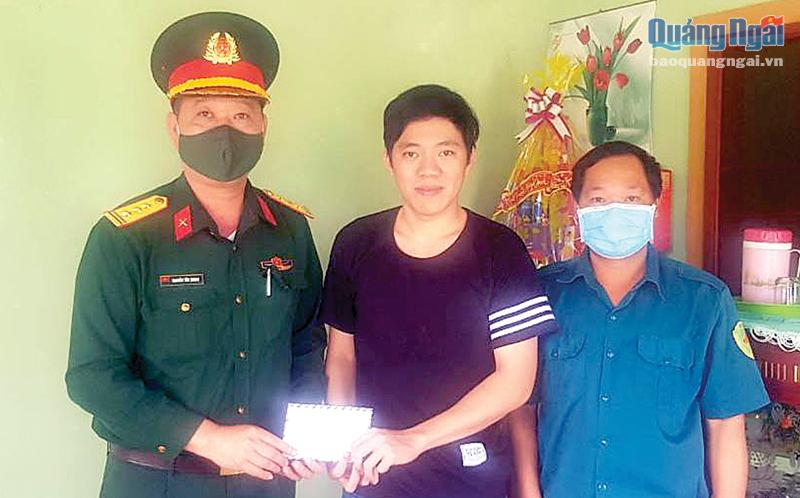 Đại diện Ban CHQS huyện Mộ Đức đến thăm, động viên thanh niên Nguyễn Văn Tuân, ở xã Đức Hiệp (Mộ Đức), trước ngày nhập ngũ.