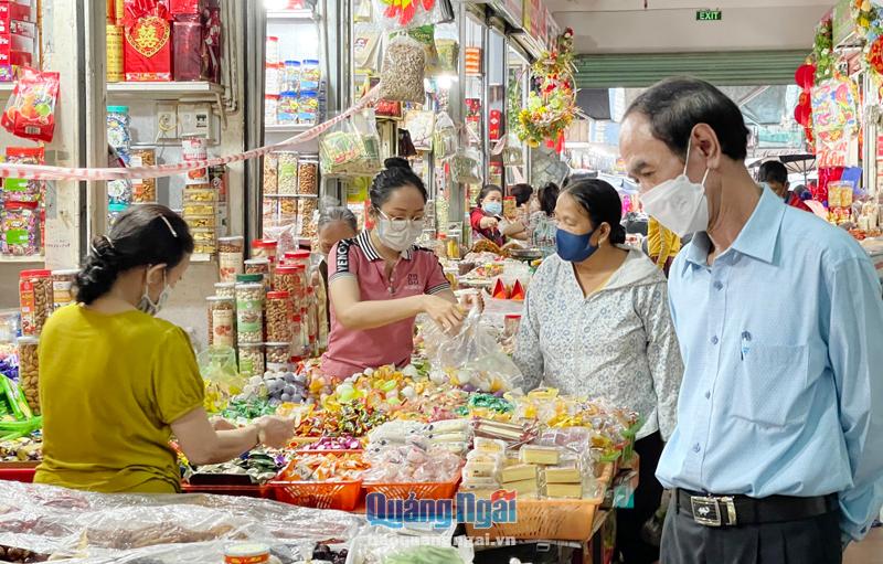 Lãnh đạo Sở Công thương  kiểm tra hàng hóa tại chợ Quảng Ngãi những ngày giáp Tết. 