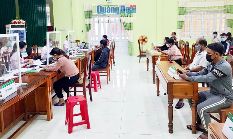 Phòng Giao dịch Ngân hàng Chính sách Xã hội huyện Ba Tơ giải ngân cho người dân vay tại UBND xã Ba Giang ngay sau kỳ nghỉ Tết. 