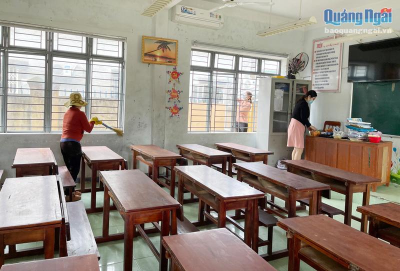 Cán bộ, giáo viên Trường Tiểu học Chánh Lộ (TP.Quảng Ngãi) vệ sinh lớp học chuẩn bị đón học sinh trở lại trường học trực tiếp. 
