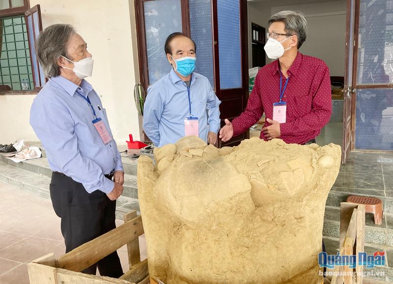 Các chuyên gia khảo cổ trao đổi về công tác chỉnh lý các mộ chum có niên đại hàng nghìn năm của người Sa Huỳnh cổ. Ảnh: KIM NGÂN