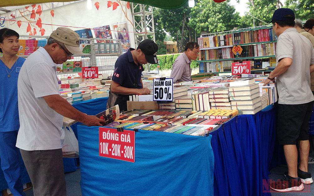 Bạn đọc tìm mua sách tại một hội sách ở Hà Nội.