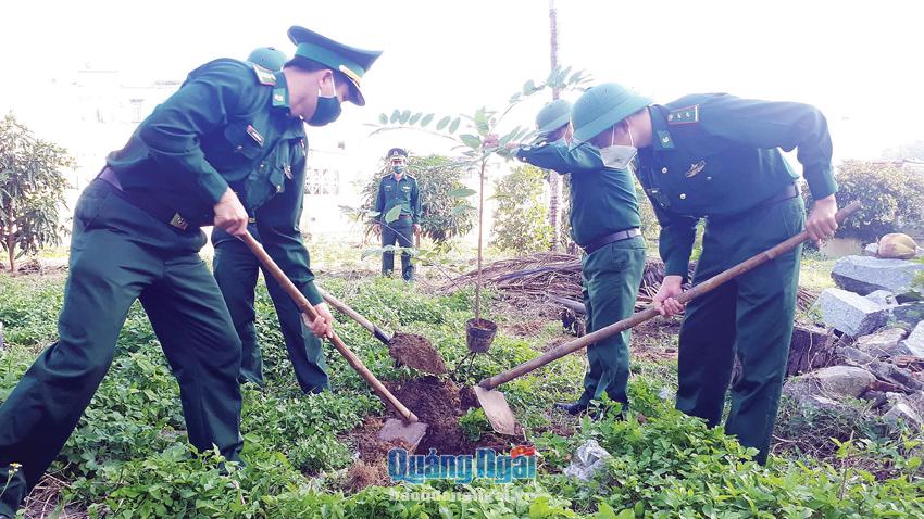Cán bộ, chiến sĩ Đồn Biên phòng Sa Huỳnh trồng cây xanh trong dịp tết Nhâm Dần 2022. Ảnh: K.TOÀN