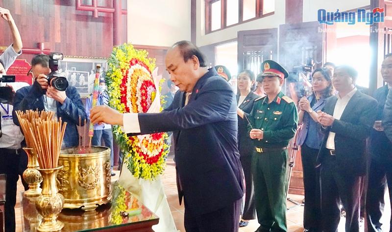 Ủy viên Bộ Chính trị, Chủ tịch nước Nguyễn Xuân Phúc dâng hương tưởng nhớ Thủ tướng Phạm Văn Đồng