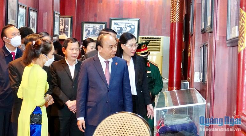 Chủ tịch nước Nguyễn Xuân Phúc cùng các thành viên trong Đoàn công tác xem lại những kỷ vật gắn bó với cuộc đời và sự nghiệp của Thủ tướng Phạm Văn Đồng