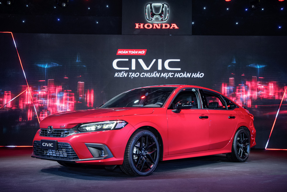 Honda Civic 2022 ra mắt Việt Nam: Giá từ 730 triệu đồng, tăng trang bị để cứu doanh số