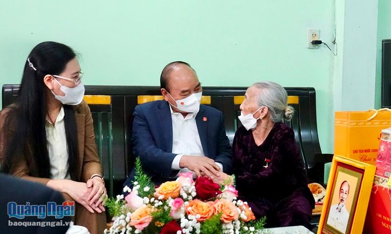 Chủ tịch nước Nguyễn Xuân Phúc thăm, tặng quà Mẹ Việt Nam Anh hùng Dương Thị Hơn