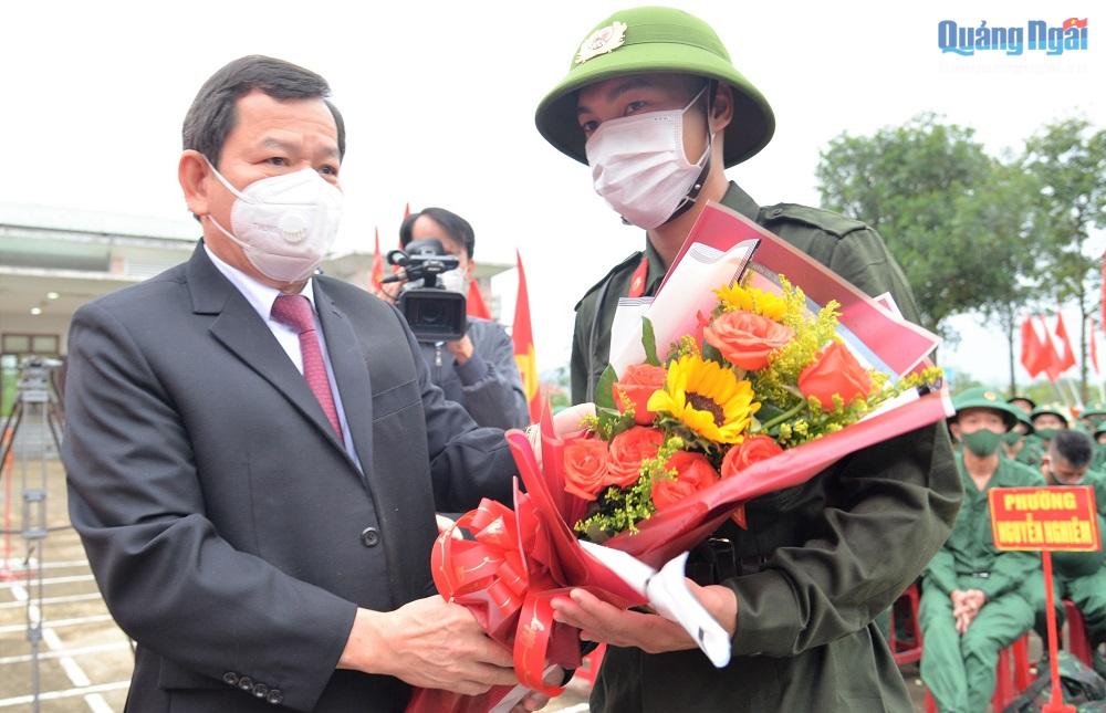 Chủ tịch UBND tỉnh Đặng Văn Minh tặng hoa động viên tân binh trước giờ lên đường nhập ngũ.