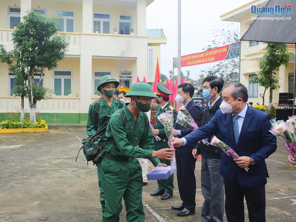 Phó Chủ tịch Thường trực UBND tỉnh Trần Hoàng Tuấn tặng hoa, động viên các tân binh.