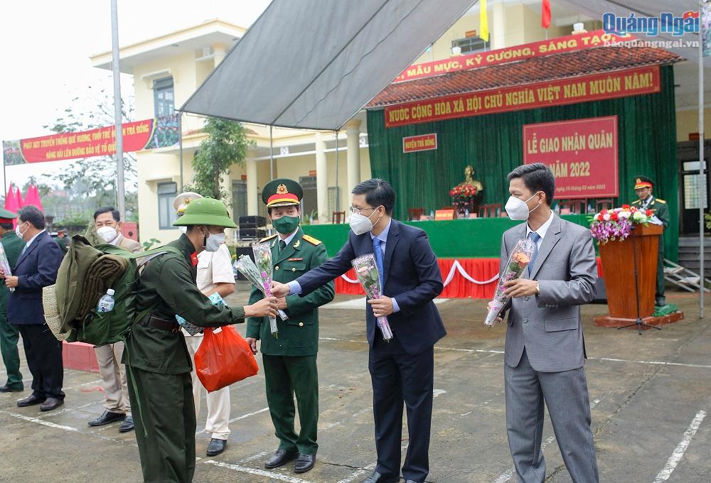 Lãnh đạo huyện Trà Bồng tặng hoa, động viên, chúc mừng các tân binh.