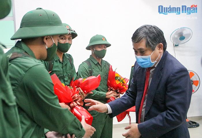 Ủy viên Ban Thường vụ Tỉnh ủy, Trưởng ban Tổ chức Tỉnh ủy Lữ Ngọc Bình tặng hoa động viên các tân binh hoàn thành tốt nhiệm vụ xây dựng và bảo vệ Tổ quốc.