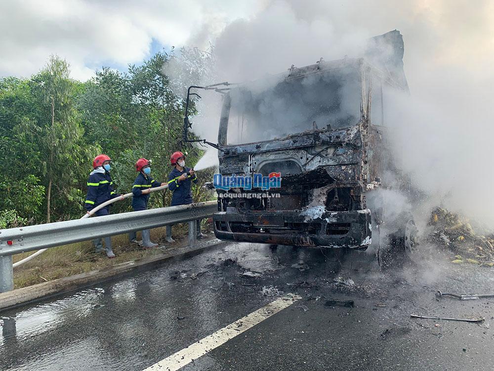 Cháy xe tải trên cao tốc Đà Nẵng- Quảng Ngãi