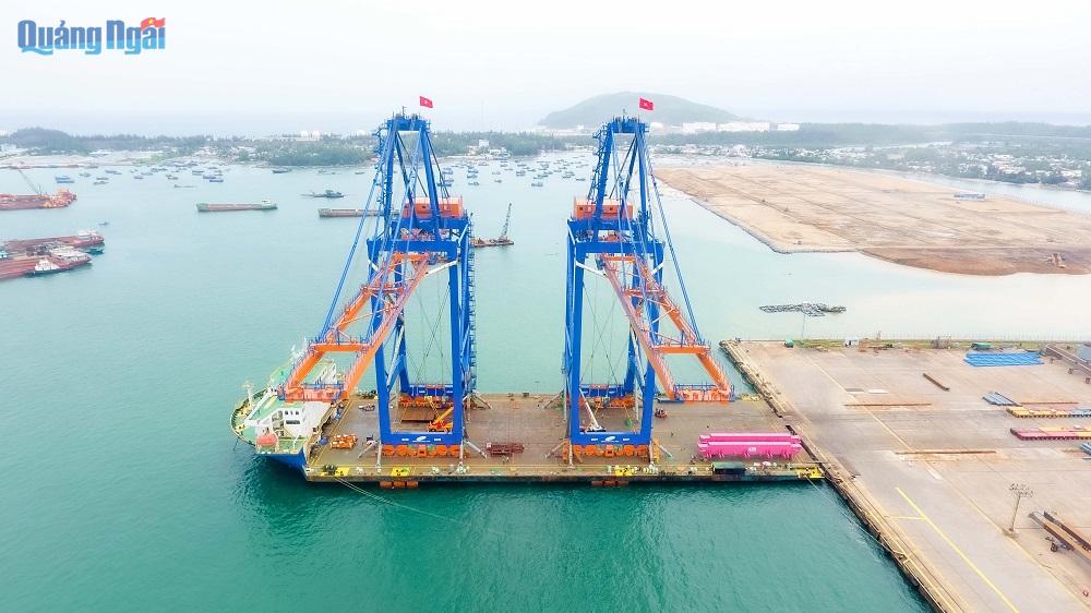 - Hai cần trục STS siêu khổng lồ đang được di chuyển lên tàu để đưa đến cảng quốc tế Gemalink, tỉnh Bà Rịa - Vũng Tàu.