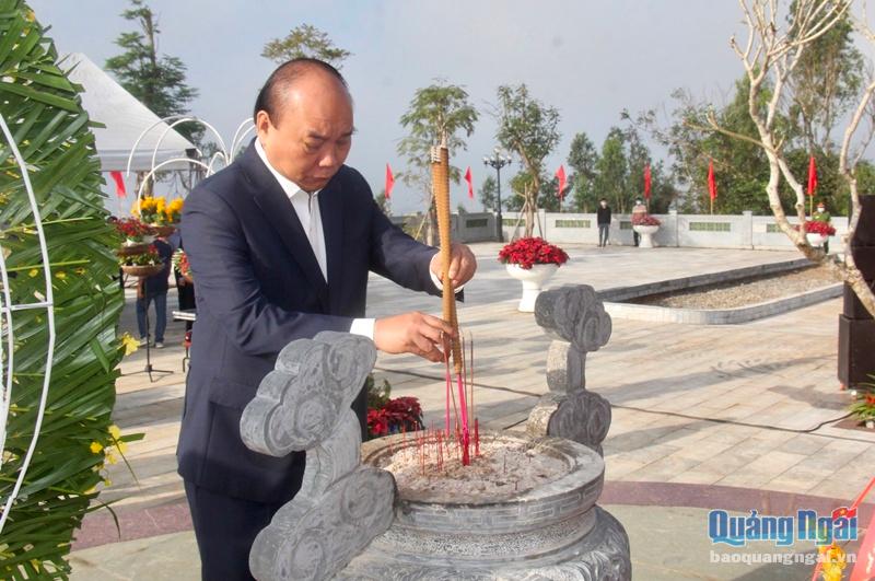 Chủ tịch nước Nguyễn Xuân Phúc dâng hương tưởng niệm Cụ Huỳnh Thúc Kháng