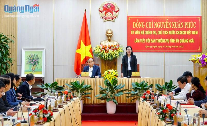 Ủy viên Trung ương Đảng, Bí thư Tỉnh ủy, Chủ tịch HĐND tỉnh Bùi Thị Quỳnh Vân phát biểu đáp từ