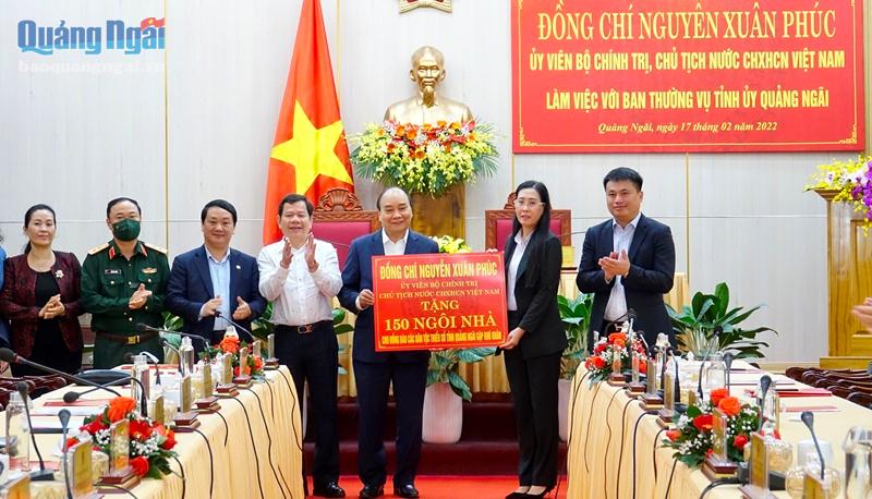 Chủ tịch nước Nguyễn Xuân Phúc trao bảng tượng trưng hỗ trợ 150 ngôi nhà cho lãnh đạo tĩnh Quảng Ngãi 