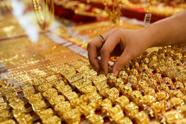 Giá vàng trong nước tiếp đà bật tăng gần nửa triệu đồng/lượng tại các cửa hàng kinh doanh trong phiên giao dịch sáng nay (18/2).