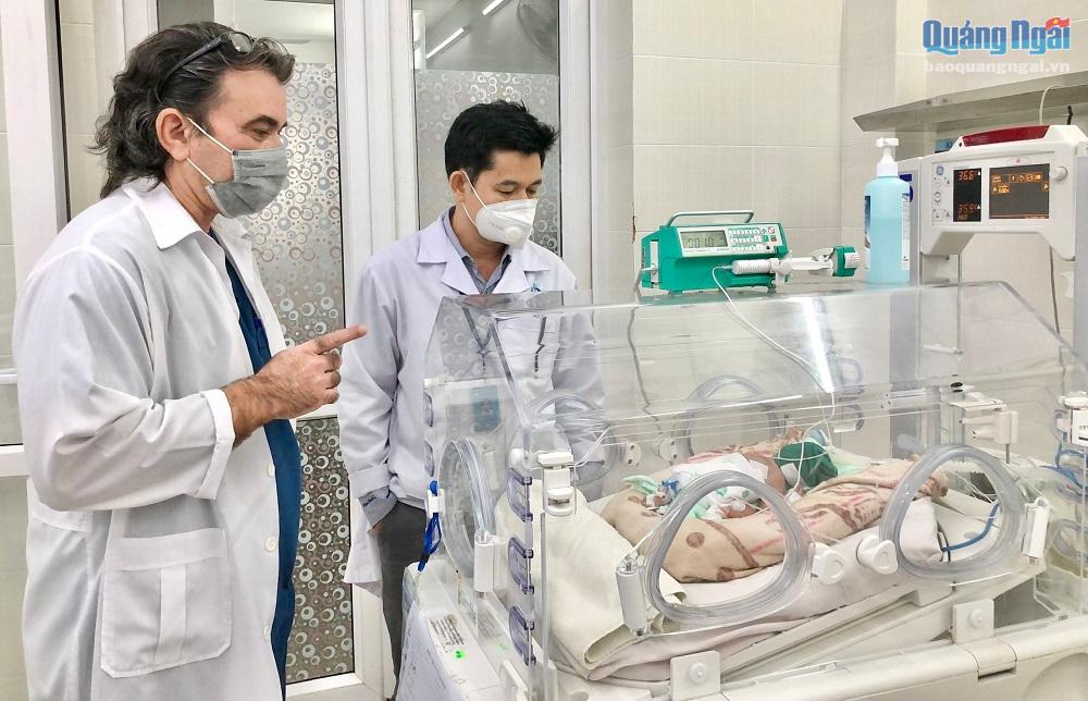 Chuyên gia y tế Cuba hỗ trợ Bệnh viện Sản - Nhi tỉnh kỹ thuật nuôi trẻ sinh non.