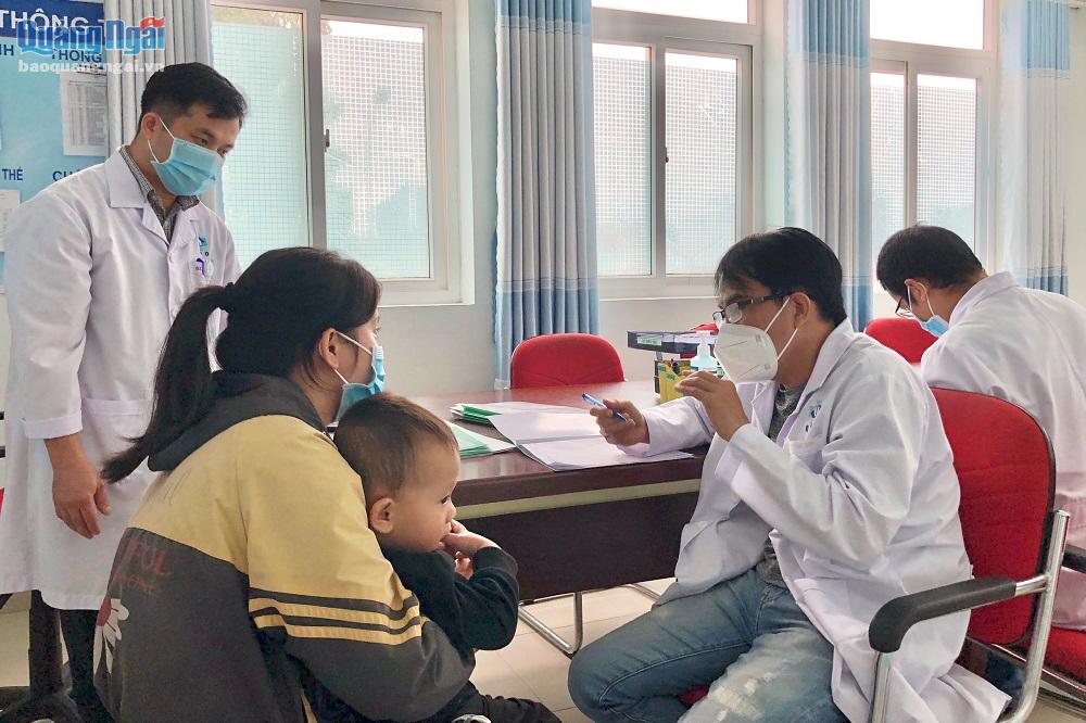 Các bác sĩ thuộc Bệnh viện Nhi đồng II TP.Hồ Chí Minh tham gia khám, chữa bệnh tại Bệnh viện Sản - Nhi tỉnh.