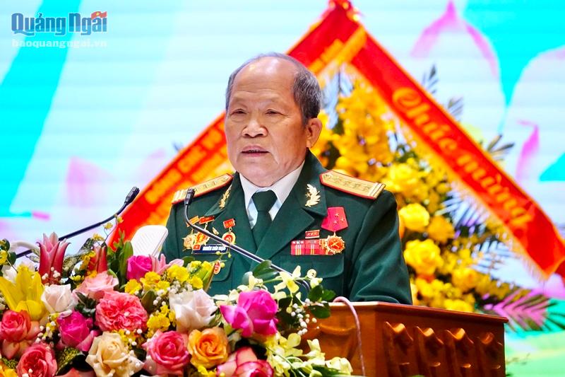 Đại tá Nghiêm Xuân Nhậm, nguyên Chính ủy Trung đoàn 21 phát biểu ôn lại truyền thống hào hùng của đơn vị