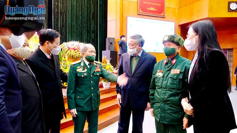 Các đồng chí lãnh đạo Đảng, Nhà nước và tỉnh Quảng Ngãi, Bắc Giang gặp gỡ, trò chyện với các cựu chiến binh