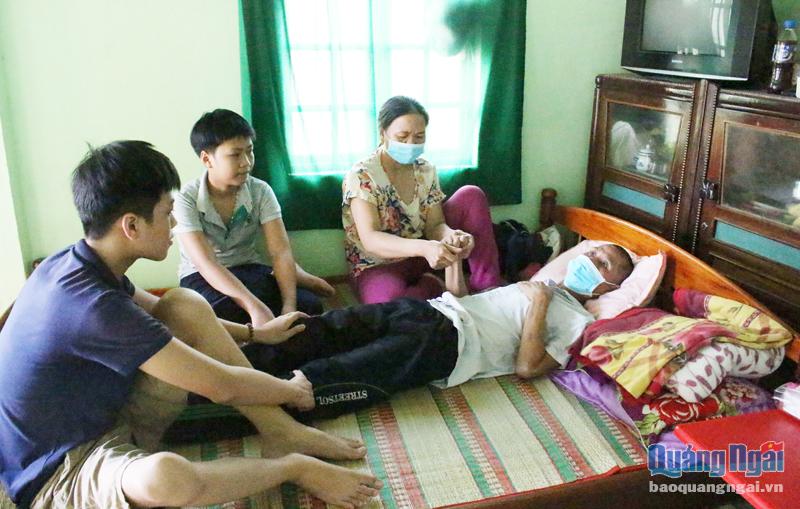 Gia đình bà Bạch Thị Bé Em, ở thôn An Thọ, xã Tịnh Sơn (Sơn Tịnh) có 3 người bệnh rất cần cộng đồng giúp đỡ.