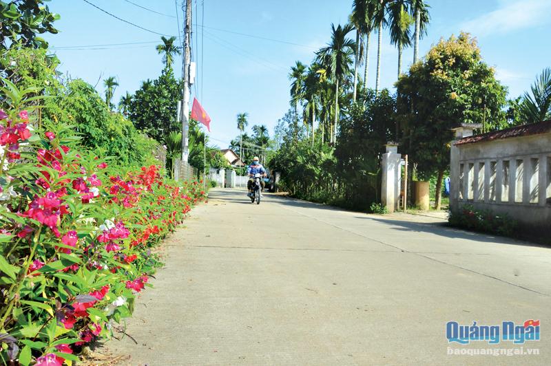 Đường giao thông nông thôn ở xã Tịnh Giang (Sơn Tịnh) được đầu tư bê tông kiên cố, sạch đẹp.