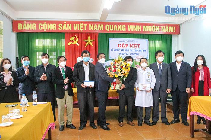 Thăm, chúc mừng đội ngũ y bác sĩ tại Trung tâm Y tế huyện Nghĩa Hành
