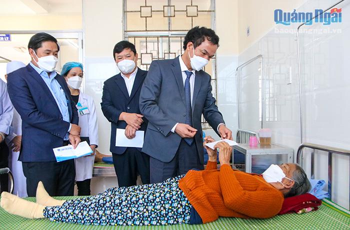 Trao quà động viên bệnh nhân đang điều trị tại Trung tâm Y tế huyện Sơn Tịnh