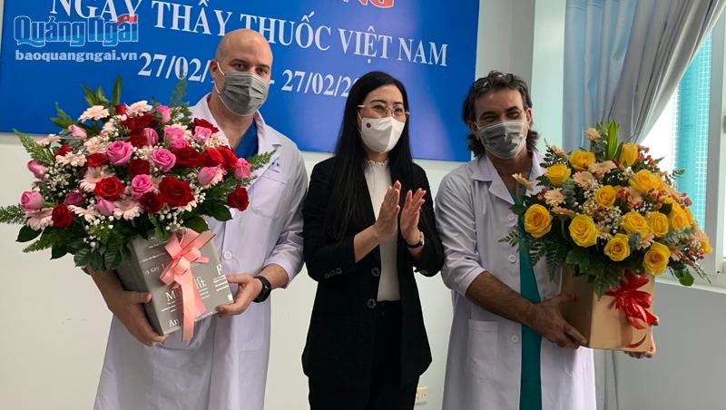 Thăm và chúc mừng các y, bác sĩ nhân Ngày Thầy thuốc Việt Nam