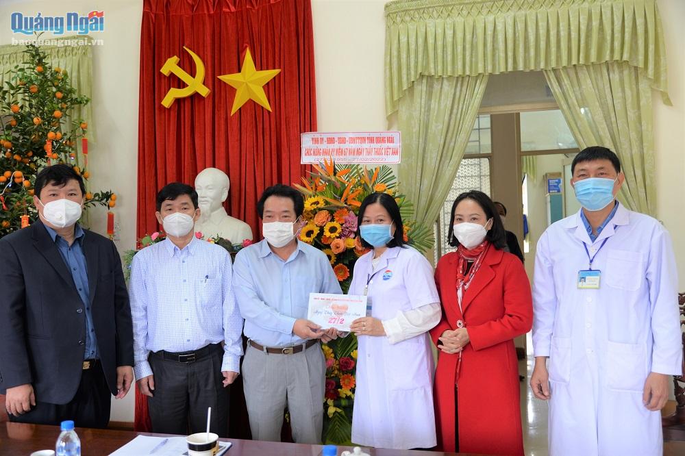 Tặng hoa và quà cho Trung tâm Y tế huyện Sơn Hà.