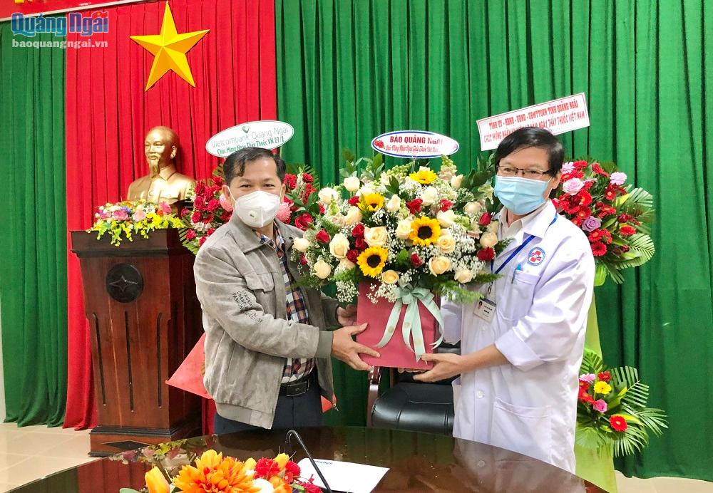 Tổng Biên tập Báo Quảng Ngãi Nguyễn Phú Đức tặng hoa chúc mừng Bệnh viện Đa khoa tỉnh nhân ngày Thầy thuốc Việt Nam.