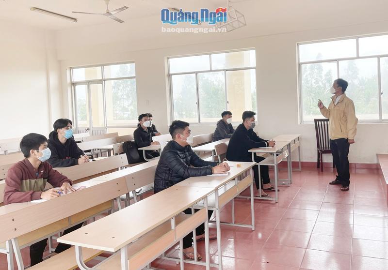 Sinh viên Trường Đại học Phạm Văn Đồng trong giờ học trực tiếp, đảm bảo giãn cách để phòng dịch Covid-19. 