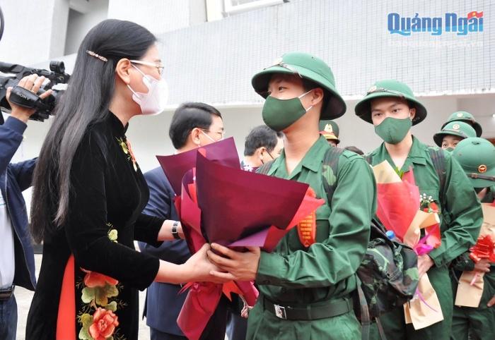 Ủy viên Trung ương Đảng, Bí thư Tỉnh uỷ,  Chủ tịch HĐND tỉnh Bùi Thị Quỳnh Vân tặng hoa, đông viên các tân binh lên đường nhập ngũ.