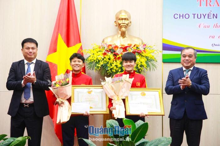 Tặng Bằng khen cho hai tuyển thủ bóng đá nữ Việt Nam
