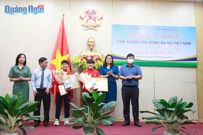 Phó Chủ tịch HĐND tỉnh Nguyễn Tấn Đức cùng lãnh đạo Sở VH-TT&DL, cùng lãnh đạo Ủy ban MTTQ Việt Nam tỉnh, Hội LHPN tỉnh trao hoa chúc mừng cho các cầu thủ.
