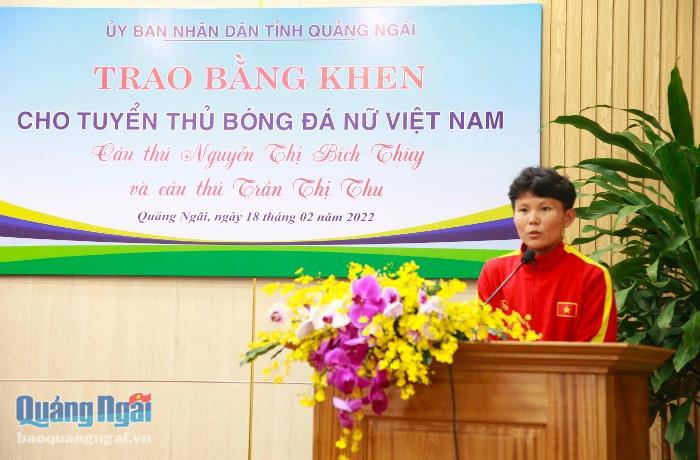 Cầu thủ Nguyễn Thị Bích Thùy chia sẻ cảm xúc tại buổi gặp mặt.