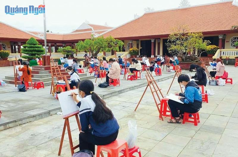 Học sinh huyện Mộ Đức tham gia cuộc thi vẽ tranh về Bác Đồng và quê hương Mộ Đức tại Khu lưu niệm Thủ tướng Phạm Văn Đồng. 