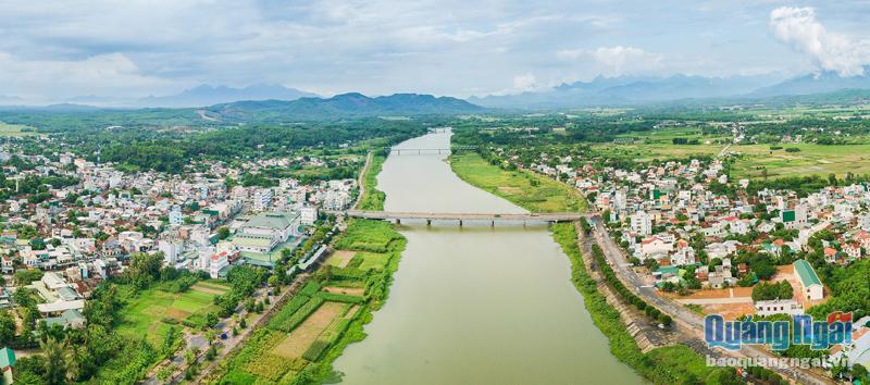 Xây dựng huyện Bình Sơn trở thành thị xã vào năm 2025 đang đặt ra nhiều thách thức cho địa phương và các cơ quan liên quan.  Trong ảnh: Một góc trung tâm thị trấn Châu Ổ (Bình Sơn).                   Ảnh: TH.TRUNG