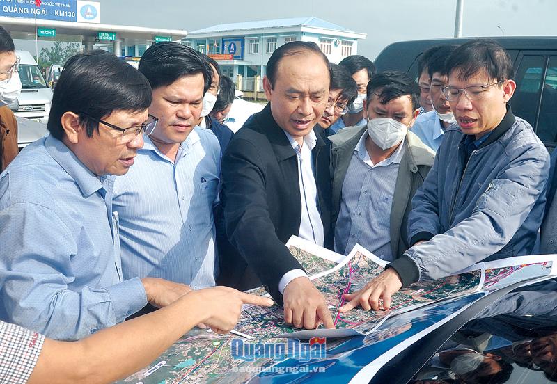 Thứ trưởng Bộ GTVT Lê Đình Thọ (thứ ba từ trái sang) kiểm tra thực tế hiện trường hướng tuyến Cao tốc Quảng Ngãi - Hoài Nhơn, đoạn qua địa bàn Quảng Ngãi.