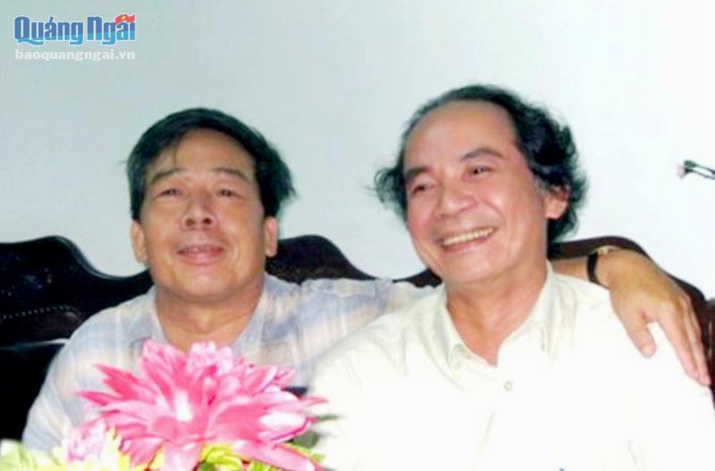 Nhà thơ Lê Huy Mậu (trái) cùng cố nhạc sĩ Nguyễn Trọng Tạo.                         Ảnh: Th.Nhị