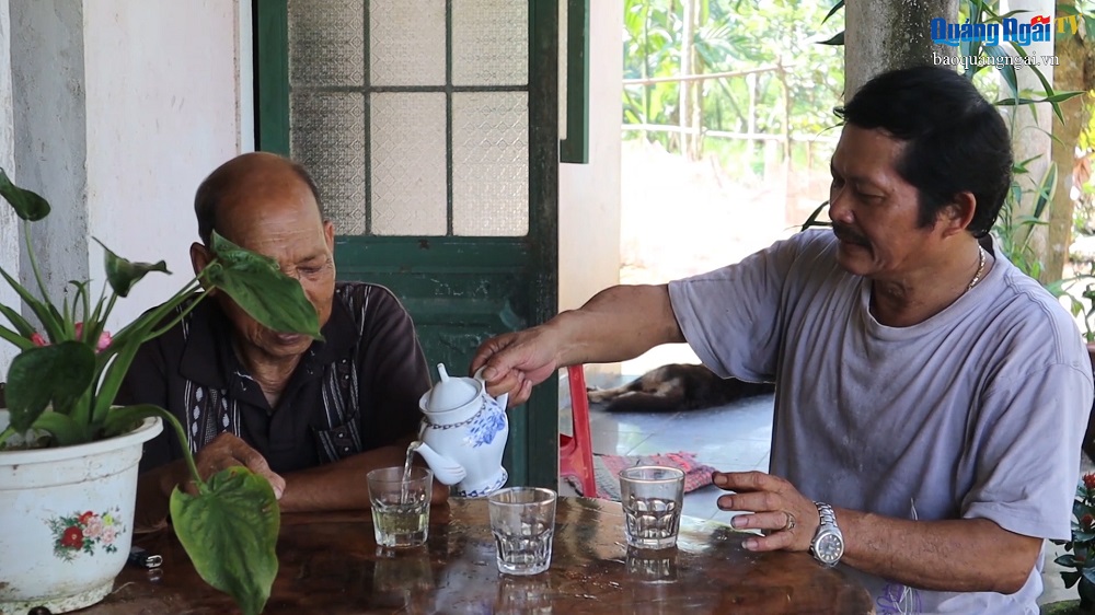 Trồng chè và thói quen uống nước chè xanh được xem là nét văn hóa ẩm thực đặc sắc của đồng bào Hrê Minh Long.