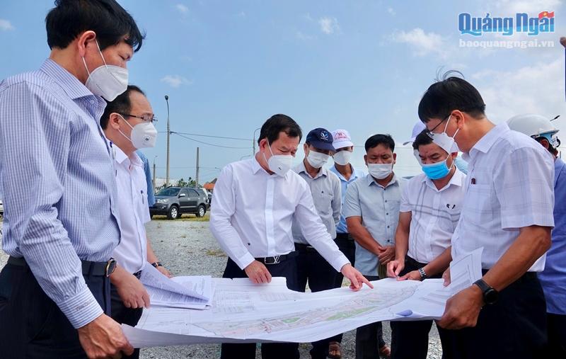 Chủ tịch UBND tỉnh Đặng Văn Minh kiểm tra dự án kè và khu dân cư Nam Sông Vệ