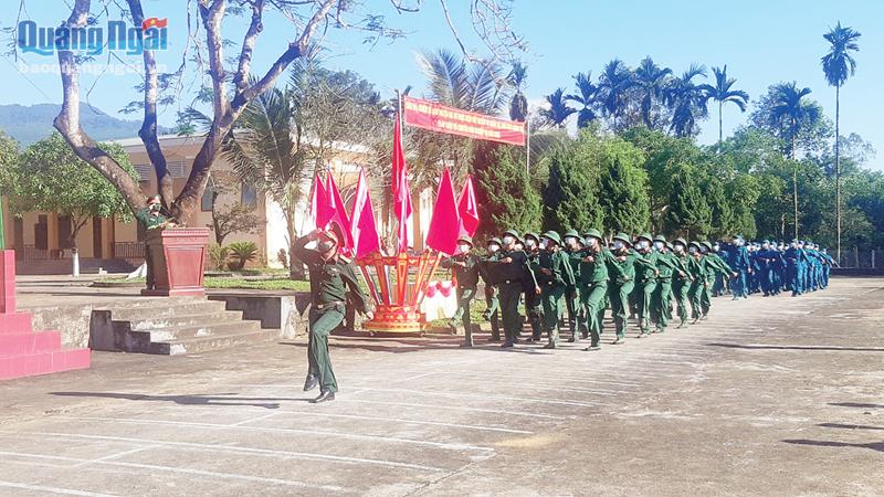 Lực lượng vũ trang huyện Ba Tơ diễu binh ra quân huấn luyện năm 2022.